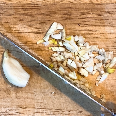 ハーブとガーリック薫る！スペアリブのローズマリー焼き