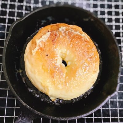 甘酸っぱいホットデザート!イチゴのベーグルフレンチトースト