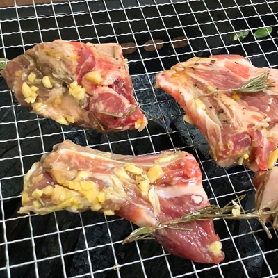 ハーブとガーリック薫る！スペアリブのローズマリー焼き