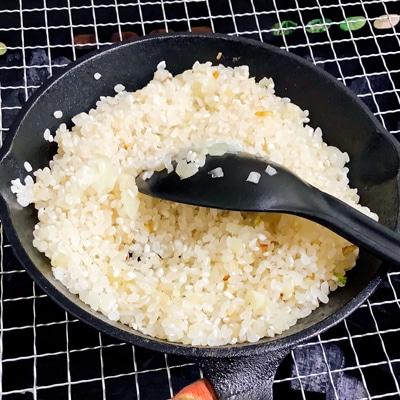 スキレットで作る！映えすぎるシーフードパエリア