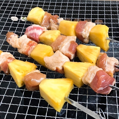 フルーティーでジューシー!豚バラとパイナップルのシュラスコ