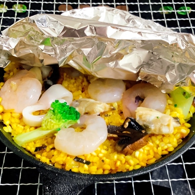 スキレットで作る！映えすぎるシーフードパエリア