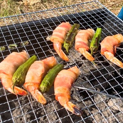 じっくり焼き上げる！海老とベーコンのシュラスコ