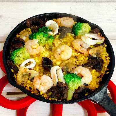 スキレットで作る！映えすぎるシーフードパエリア