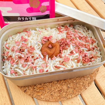 梅がうめ〜!さっぱりちりめんご飯