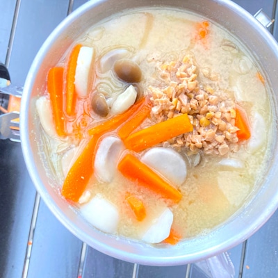 再現レシピ!アニメゆるキャン△の「とろ〜り温まる!野菜と納豆の味噌汁」