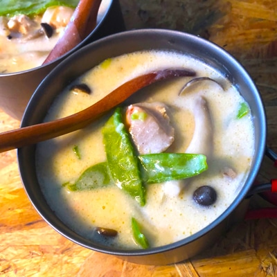 お米にもお酒にも相性抜群!サーモンのスパイシーシチュー