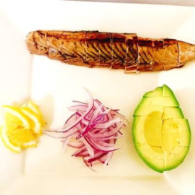 ハワイアンスタイルで味わう！炙りカツオのポキ