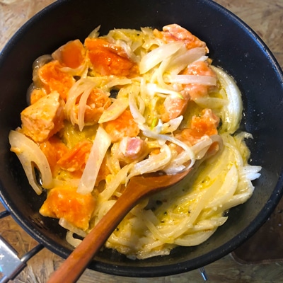 お米にもお酒にも相性抜群!サーモンのスパイシーシチュー