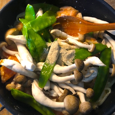 お米にもお酒にも相性抜群！サーモンのスパイシーシチュー