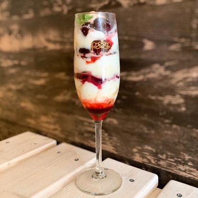 しゅわしゅわとろける!さくらんぼの焼きマシュマロヨーグルトパフェ