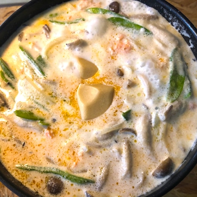 お米にもお酒にも相性抜群!サーモンのスパイシーシチュー