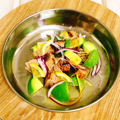 ハワイアンスタイルで味わう！炙りカツオのポキ