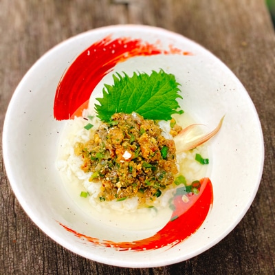 お酒のシメにだし汁が染み渡る!あじのなめろう茶漬け