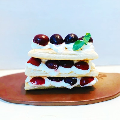 濃厚な果実たっぷり！ダークチェリーのミルフィーユ